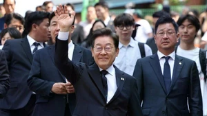 Ông Lee Jae-myung sau khi bỏ phiếu sớm bầu Tổng thống tại điểm bầu cử ở Seoul ngày 29/5. (Ảnh: Yonhap/TTXVN)