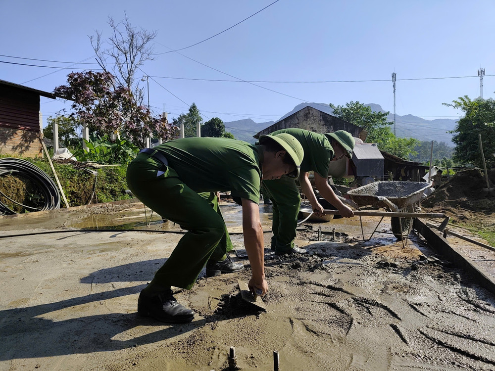Công an xã Cao Minh giúp hộ nghèo đổ bê tông nền nhà. (Ảnh: VĂN LẠ) 5.jpg