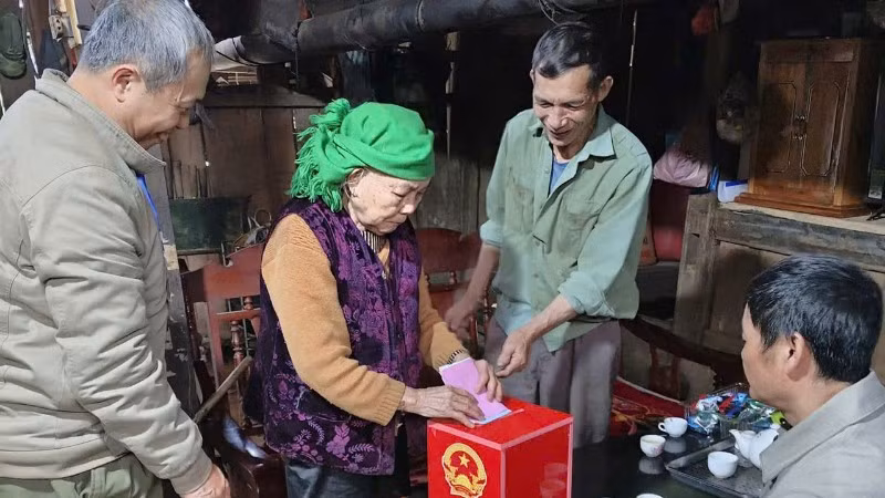 Tổ phản ứng nhanh xã Yên Phong đưa hòm phiếu phụ đến tận nhà để cử tri cao tuổi thực hiện quyền, nghĩa vụ công dân. (Ảnh: CHU TRIỀU)