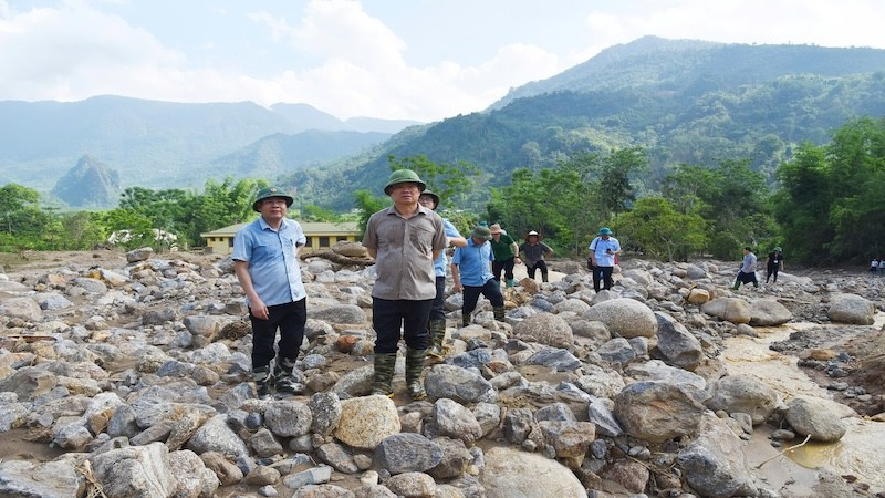 Bí thư Tỉnh uỷ Bắc Kạn Hoàng Duy Chinh và lãnh đạo tỉnh kiểm tra thiệt hại do lũ quét gây ra tại huyện Ba Bể. (Ảnh: QUÝ ĐÔN) 42.jpg