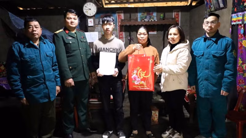 Ban Chỉ huy quân sự xã Hiệp Lực tặng quà Tết và trao lệnh nhập ngũ cho thanh niên. (Ảnh: DUY ĐỨC)