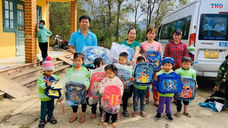 Anh Thọ trong một lần đưa hàng thiện nguyện đến cho học sinh vùng cao. (Ảnh: TUẤN SƠN)
