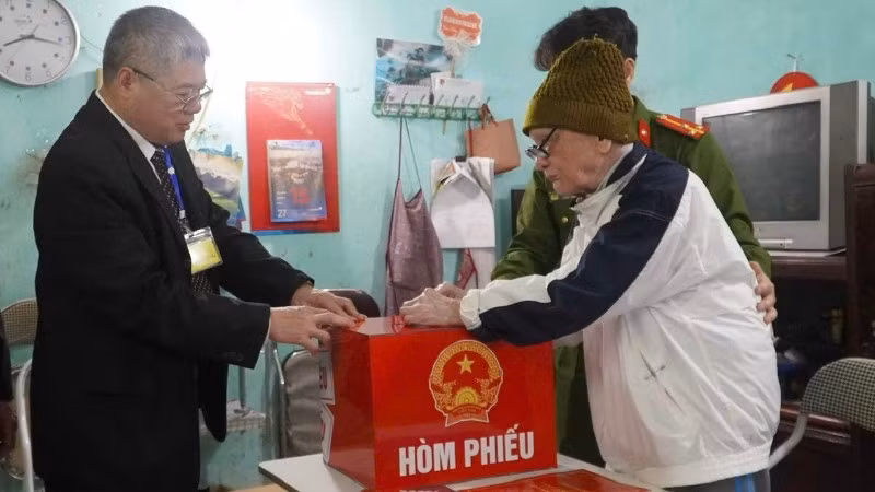 Cụ Đồng Phúc Túc bỏ phiếu bầu. (Ảnh: VÂN ĐOAN).