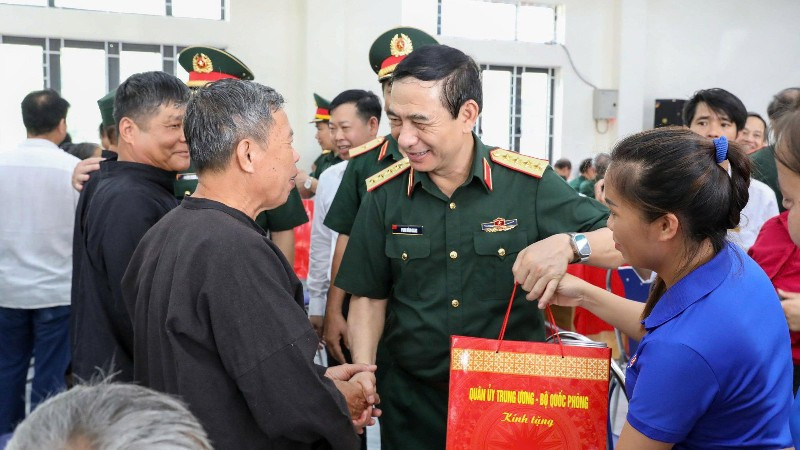 Đại tướng Phan Văn Giang tặng quà gia đình chính sách. (Ảnh: NGUYÊN NGỌC). 67-5067.jpg