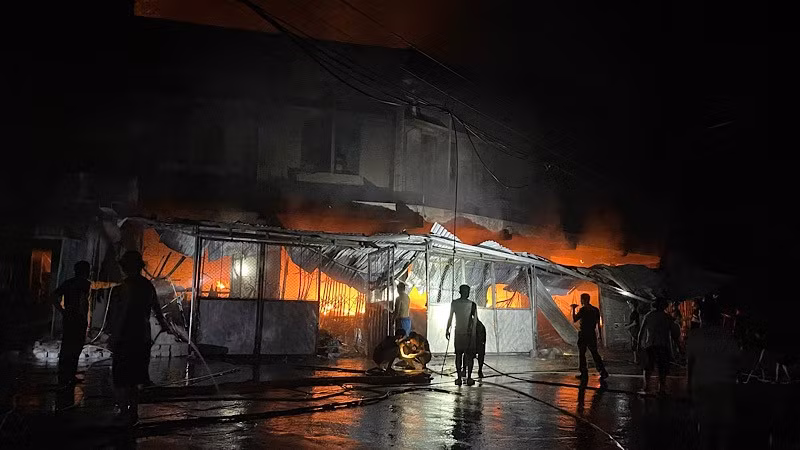 Vụ cháy xảy ra vào đêm khuya gây khó khăn cho công tác dập lửa. (Ảnh: TUẤN SƠN)