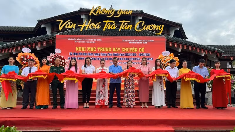 Các đại biểu thực hiện nghi thức cắt băng khai mạc trưng bày. (Ảnh: TUẤN SƠN)