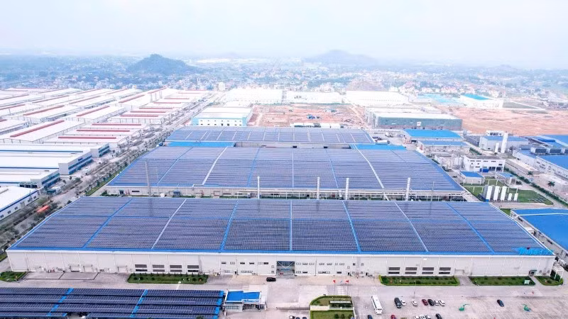 Hệ thống điện mặt trời mái nhà tại Công ty Trách nhiệm hữu hạn Phát triển năng lượng Trina Solar trong Khu công nghiệp Yên Bình. (Ảnh: HƯƠNG LAN)