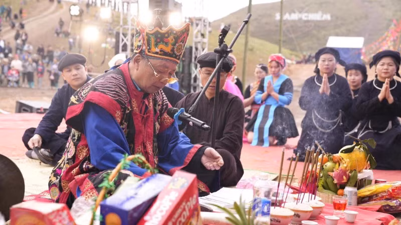 Thực hiện nghi lễ cầu an, cầu mùa tại lễ hội Slam Chiêm, xã Hiệp Lực. (Ảnh: HÀ THANH)