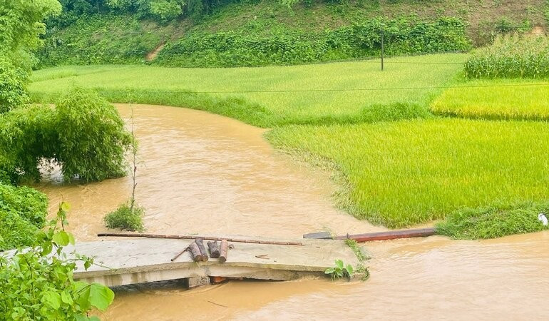Mưa lũ gây ngập, hư hại cầu tràn tại xã Cẩm Giàng, huyện Bạch Thông. (Ảnh: THU TRANG)