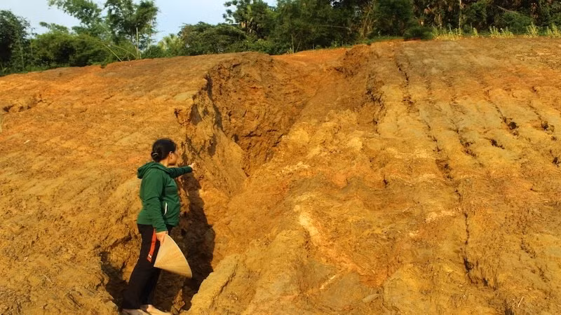 Những rãnh sâu do nước xói mòn làm xuất hiện nguy cơ sạt lở cao tại tổ 4, phường Đức Xuân. (Ảnh: TÙNG VÂN)