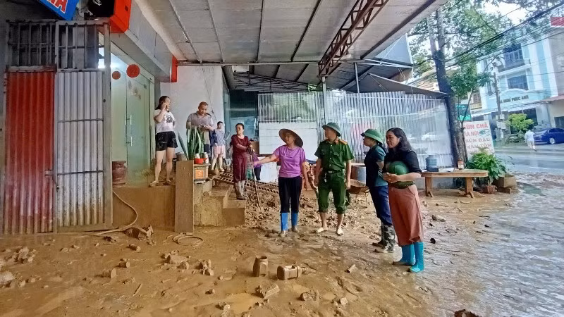 Lãnh đạo phường Đức Xuân kiểm tra, chỉ đạo các lực lượng hỗ trợ người dân khắc phục hậu quả ngập úng. (Ảnh: PHƯƠNG THẢO)