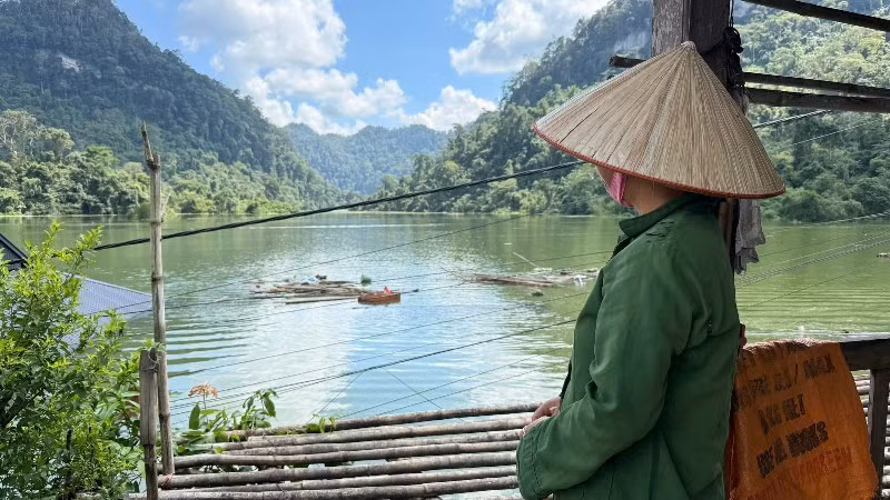 Người dân bất lực nhìn nhà ở chìm dưới nước ngập. (Ảnh: TUẤN SƠN).