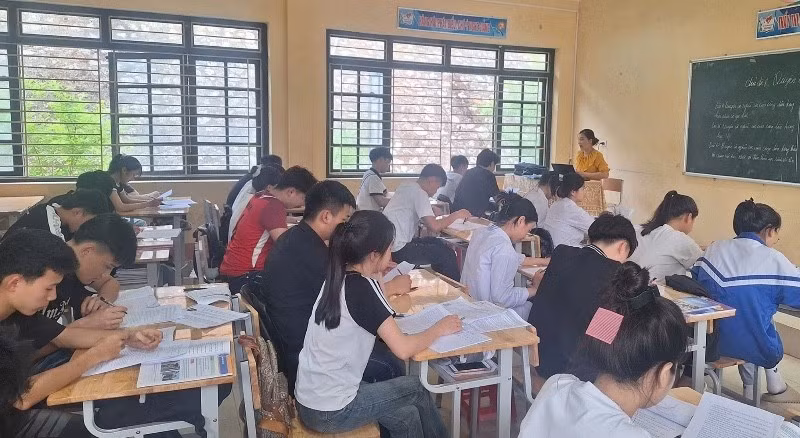 Hướng dẫn ôn tập cho kỳ thi tại Trường trung học phổ thông Quảng Khê, huyện Ba Bể. (Ảnh: THU CÚC)