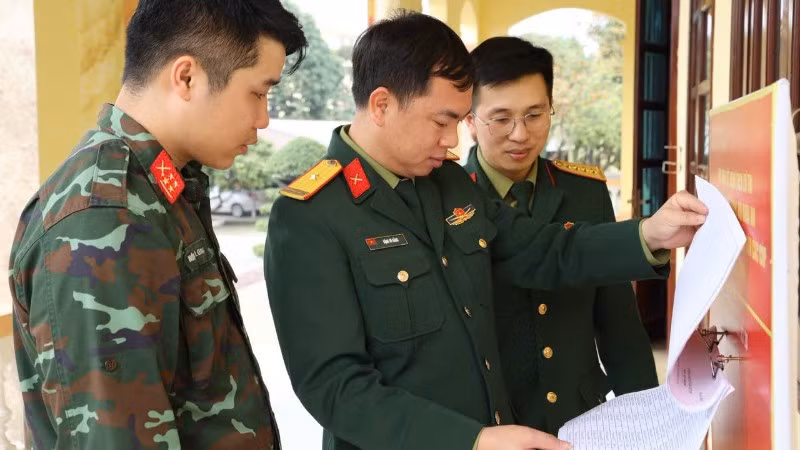 Kiểm tra danh sách cử tri niêm yết tại điểm bầu cử thuộc Bộ Chỉ huy Quân sự tỉnh Thái Nguyên. (Ảnh: DUY ĐỨC)