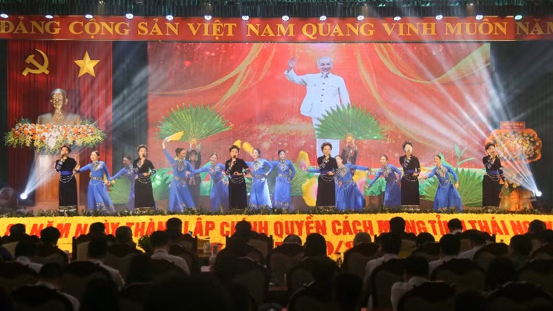 Trình diễn văn nghệ tại lễ kỷ niệm. (Ảnh: TUẤN SƠN)