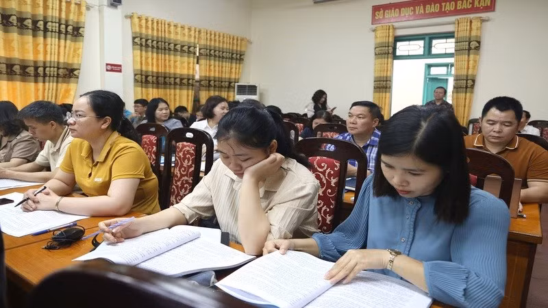 Cán bộ, giáo viên tham gia tập huấn về tổ chức thi tại Sở Giáo dục và đào tạo Bắc Kạn. (Ảnh: NGỌC TÚ).