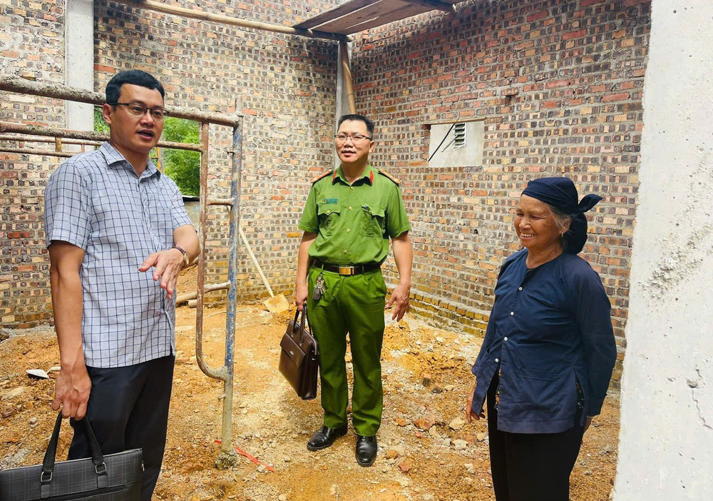 Công an xã cùng lãnh đạo xã Bạch Thông nắm tình hình thi công nhà mới cho hộ nghèo. (Ảnh: TUẤN SƠN) 3.jpg