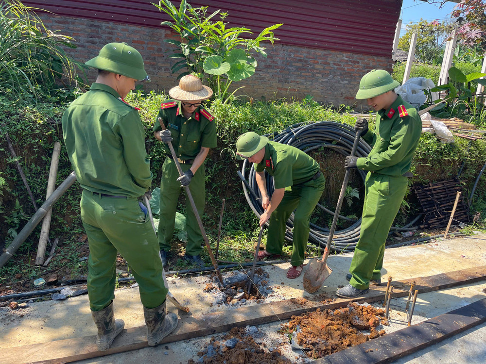 Công an xã Cao Minh giúp hộ nghèo thi công nhà mới. (Ảnh: VĂN LẠ) 4.jpg