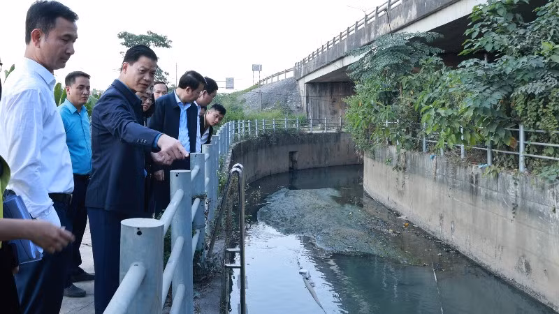 Chủ tịch Uỷ ban nhân dân tỉnh Thái Nguyên Vương Quốc Tuấn (thứ hai từ trái qua) kiểm tra điểm ngập úng tại đầu nguồn suối Làng Đanh. (Ảnh: NGUYỄN SƠN).