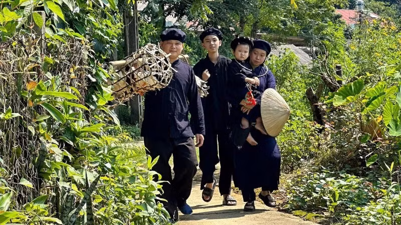 Một gia đình trên đường "Pây Tái" ở xã Nam Cường, tỉnh Thái Nguyên. (Ảnh: HÀ TUYẾT)