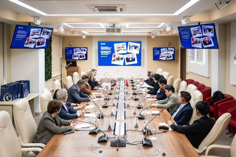 2025年5月13日、ロシア連邦において、ハノイ国立大学のレ・クアン学長がロシア国立科学技術大学(MISiS)のアレフティナ・アナトリエヴナ・チェルニコワ学長を訪問し、科学、教育、共通人材の育成の分野での協力の展望について話し合いました。 gs22.jpg