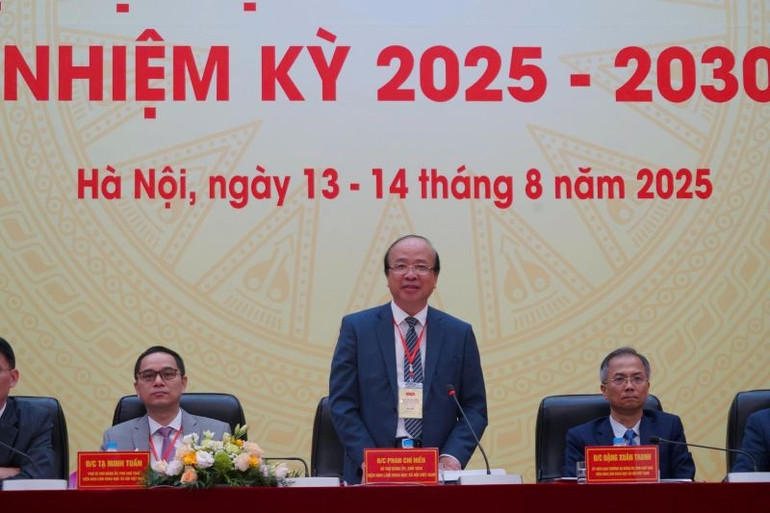 Tiến sĩ Phan Chí Hiếu, Chủ tịch Viện Hàn lâm Khoa học xã hội Việt Nam phát biểu tại Đại hội. hieu.jpg