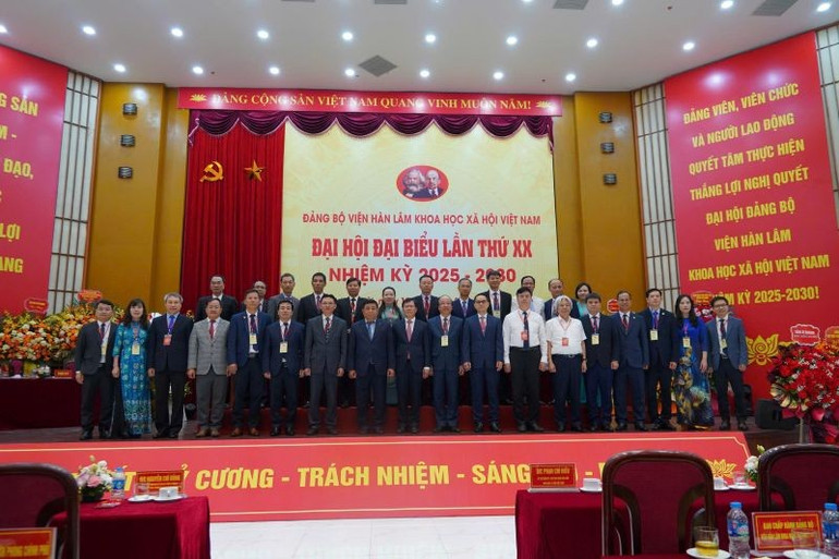 Các đại biểu tham dự Đại hội chụp ảnh lưu niệm cùng Phó Thủ tướng Nguyễn Chí Dũng. dh5.jpg