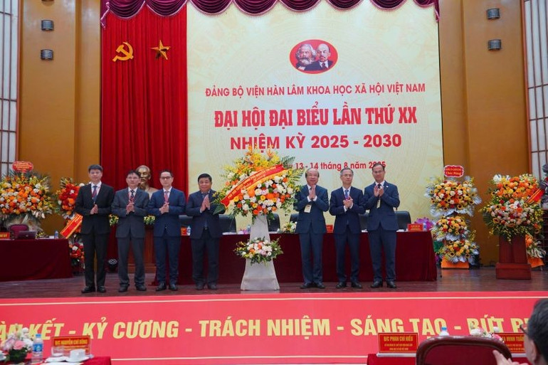 Phó Thủ tướng Nguyễn Chí Dũng tặng hoa chúc mừng Đại hội. dh4.jpg