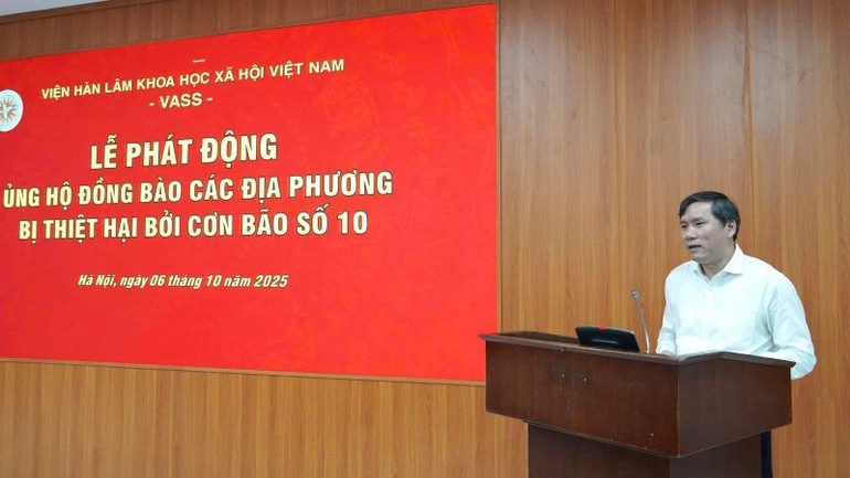 Giáo sư, Tiến sĩ Lê Văn Lợi, Chủ tịch Viện Hàn lâm Khoa học xã hội Việt Nam phát động ủng hộ đồng bào bị thiệt hại bởi cơn bão số 10. 1.jpg