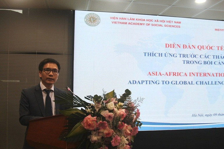 Außerordentlicher Professor Dr. Nguyen Xuan Trung, Direktor des Instituts für Südasien-, Westasien- und Afrikastudien, hielt die Eröffnungsrede des Forums. a-phi3.jpg