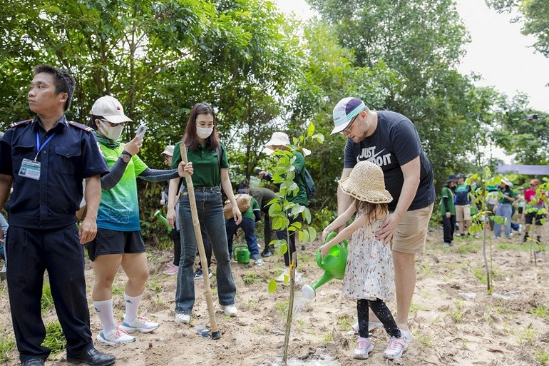 Chiến dịch "Trồng rừng giữ nước mùa mưa" thể hiện trách nhiệm của doanh nghiệp với cộng đồng. z6672426993991-b1051761f2a4b1ab244251f723fbae4f.jpg
