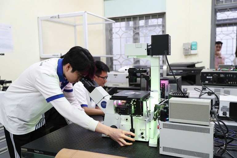 Sinh viên Đại học Quốc gia Hà Nội thực hành nghiên cứu khoa học. h3.jpg