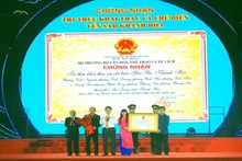 Công ty yến sào Khánh Hòa đón nhận Chứng nhận Di sản văn hóa phi vật thể quốc gia. (Ảnh: PHONG NGUYÊN) 