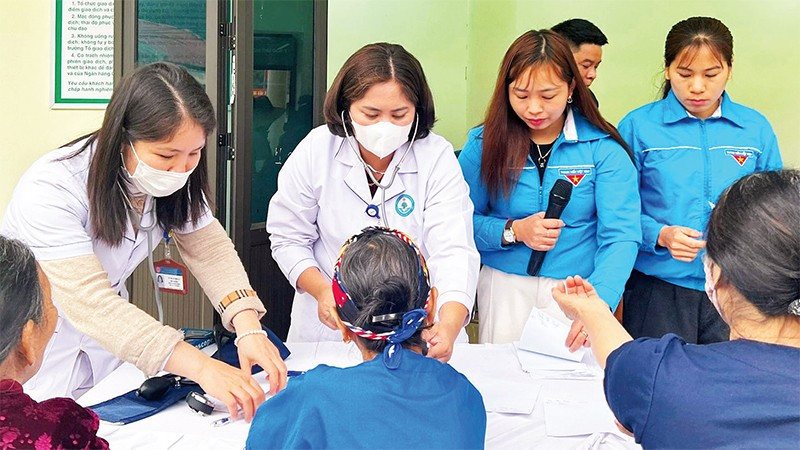 Đoàn viên thanh niên tham gia khám bệnh, phát thuốc miễn phí cho người dân.