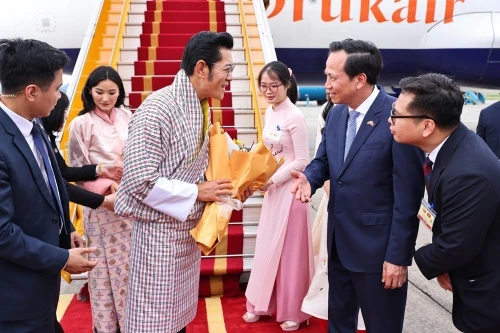 El ministro de Asuntos Étnicos y Religiosos, Dao Ngoc Dung, recibe al Rey de Bután, Jigme Khesar Namgyel Wangchuck, y la Reina de ese país, en el Aeropuerto Internacional de Noi Bai. (Foto: Minh Duc/VNA)