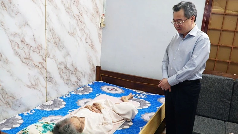 Đoàn công tác thăm hỏi, tặng quà gia đình chính sách và công nhân tại Kon Tum