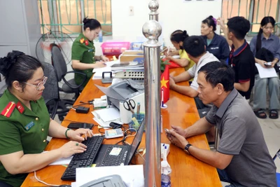 Người dân đến thực hiện thủ tục cấp căn cước tại điểm thu nhận thuộc Phòng Cảnh sát Quản lý hành chính về trật tự xã hội, Công an tỉnh Tuyên Quang được hướng dẫn nhiệt tình, chu đáo.