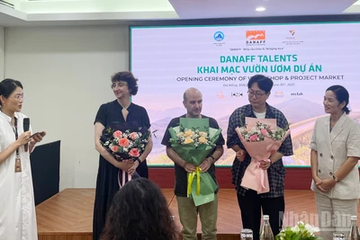 Nhà sản xuất Trần Thị Bích Ngọc tặng hoa và trò chuyện cùng các chuyên gia của chương trình.