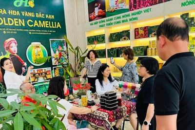 Du khách thăm và mua sắm ở điểm giới thiệu, trưng bày sản phẩm OCOP của Công ty Trách nhiệm hữu hạn Hà Diệp tại thành phố Bắc Kạn. (Ảnh: MINH ĐỢI).