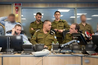 Bức ảnh do Lực lượng Phòng vệ Israel (IDF) công bố ngày 13/6/2025 cho thấy Tổng Tham mưu trưởng IDF, ông Eyal Zamir (ở giữa), đang giám sát các cuộc tấn công của IDF nhằm vào Iran, tại Phòng tình huống của Không quân Israel. (Ảnh: Tân Hoa xã)