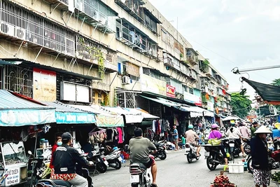 Việc lắp đặt các “chuồng cọp” kiên cố và lòng đường bị lấn chiếm sẽ rất nguy hiểm khi xảy ra cháy, nổ. 