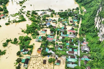 Nước lũ bao vây, chia cắt xã Con Cuông. Ảnh: ĐÌNH PHƯỢNG