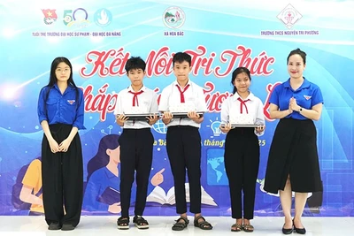 Đoàn Trường đại học Sư phạm - Đại học Đà Nẵng tặng máy tính xách tay cho các em học sinh.