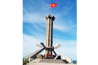 Cờ Tổ quốc trên đảo Cồn Cỏ.