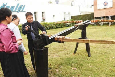 Kỹ sư Vũ Đình Thanh (áo đen) giới thiệu cấu tạo nỏ thần Cổ Loa phục dựng.