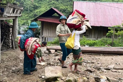 Chiều ngày 21/7, xã Nhôn Mai tổ chức di dời khẩn cấp 19 hộ dân bản Xói Voi, trước nguy cơ cao sạt lở núi Phà Mạt.