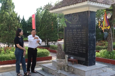 Ông Hoàng Đăng Hùng, quản lý di tích kiêm thủ từ đền Xuân Hòa chia sẻ về các sự kiện lịch sử diễn ra tại đền.