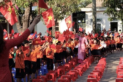 Hơn 945.000 học sinh của tỉnh Nghệ An tham dự lễ khai giảng năm học mới.