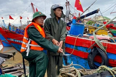 Cán bộ, chiến sĩ Đồn Biên phòng Diễn Thành, Bộ đội Biên phòng tỉnh Nghệ An hỗ trợ ngư dân neo đậu tàu, thuyền để tránh trú bão. 