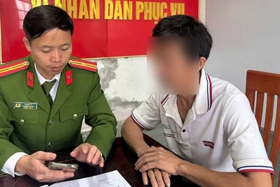 Công an xã Na Ngoi giải thích, hướng dẫn anh N. dừng tất cả giao dịch. (Ảnh: CÔNG AN NGHỆ AN)